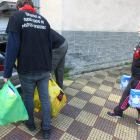 Reparto de alimentos en la localidad de Torre del Bierzo.