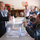 El alcalde de Bembibre, José Manuel Otero, votó por la mañana en su colegio electoral.