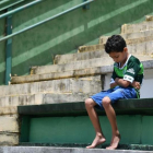 Un niño llora a sus ídolos desaparecidos en el estadio del Chapecoense.