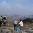 Vecinos y miembros de la mancomunidad, durante las labores de extinción del fuego