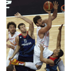 Marc Gasol ejecuta una bandeja ante el aro británico superando a dos defensores.