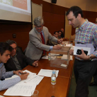 Un momento de una de las votaciones de ayer en la celebración del claustro de la Universidad. RAMIRO