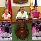 En el centro, Palazuelo y Quesada, junto a tres peñistas.