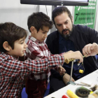Unos niños conocen el arte de la pluma. MARCIANO PÉREZ