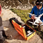 Fernánde Lozano sujeta el dron y comprueba la cámara antes de un vuelo