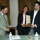 Emilio Gancedo recibe el premio en la Casa de León en Madrid