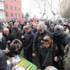 La protesta obligó a la policía a cortar la avenida Gómez Núñez y la calle Lago de la Baña. L. DE LA MATA