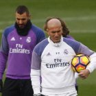 Zinedine Zidane y Karim Benzema, durante el entrenamiento de este viernes en la ciudad deportiva de Valdebebas.