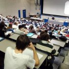 Estudiantes en una clase de la universidad.