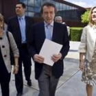 José Antonio de Santiago-Juárez (C), y la consejera de Hacienda, Pilar del Olmo Moro (D), ayer