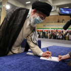 El ayatollah Ali Jamenei, votando ayer en un colegio electoral en Teherán. LEADER OFFICE HANDOUT