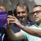 Rodríguez Zapatero se hace un selfie con un simpatizante a su llegada al acto de presentación de las candidaturas socialistas para los comicios del 26J, ayer en Madrid.