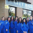Las jugadoras del conjunto leonés junto a la sede de City Hall.