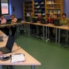 Un grupo de mayores durante una de las clases del curso de informática