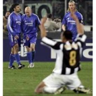 Emerson celebra con los brazos en alto el segundo gol de la Juventus, obra de Zalayeta