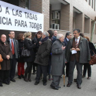 El juez Hernáiz, a la derecha, junto a miembros de la clase judicial y la abogacía, durante la última protesta contra las tasas.