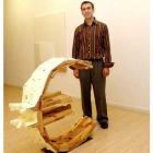 Agustín de Llanos posa junto a una de sus esculturas.