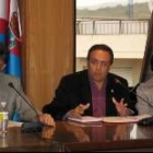 Jesús Esteban, el nuevo portavoz, Gerardo Álvarez, y Carmen Fernández, ayer en un momento del pleno