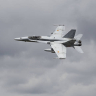 Un F-18 durante unas maniobres en el cielo leonés. ARCHIVO