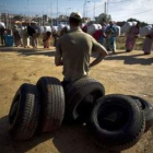 Un hombre observa la cola de mujeres porteadoras que esperan para entrar a Marruecos.