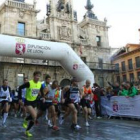 La Plaza Mayor de Astorga acogió la salida de la prueba de relevos celebrada ayer entre la capital m