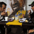 Nani Roma (izquierda) y Stéphane Peterhansel, en pleno desayuno antes de comenzar una de las etapas del Dakar 2014.
