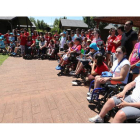 Los participantes y monitores posaron ayer en foto de familia al inicio del campamento. ANA F. BARREDO