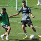 Agus Medina y Copete compiten durante un entrenamiento de la SD Ponferradina. L. DE LA MATA