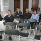 Asistentes a la asamblea que la asociacion se celebró el sábado en la casa del pueblo de Vilela