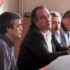 Antonio López, delegado de la Federación de Transportes de CC.OO., rodeado de miembros del comité