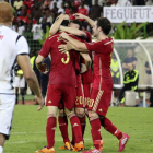 Juanfran, autor del 1-2 con el que España cerró el amistoso frente a Guinea Ecuatorial, recibe la felicitación de sus compañeros.