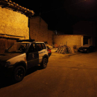 Un coche patrulla y, junto a la nave donde se produjo el accidente, el furgón de la funeraria.