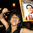 Una simpatizante insiste en la candidatura del ex presidente peruano