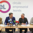 El presidente del Circulo Empresarial Leonés, Julio César Álvarez, presenta a los galardonados con las Distinciones Empresariales 2019. Junto a él, el secretario y los vicepresidentes del CEL, Nicesio Álvarez (2D), Jesús Riol (I) y Manoli González. ICAL