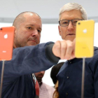 Jony Ive (izquierda) dejará la compañía de la manzana mordida a fines de este año.