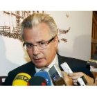 El magistrado de la Audiencia Nacional, Baltasar Garzón atiende a los medios.