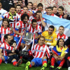 El Atlético de Madrid, con la Copa del Rey recién ganada al Real Madrid en el Bernabéu, en mayo del 2013.
