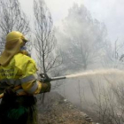Un bombero trabaja en la extinción del incendio que afecta al término de Onda.