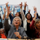 La titular de Abuelas de Plaza de Mayo, Estela de Carlotto (C), y Blanca Bustamante (i), familiar del nieto restituido por Abuelas de Plaza de Mayo.