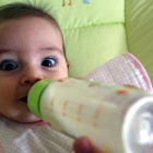 Un bebé toma el biberón.