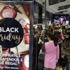 Dos mujeres cargan las bolsas con las compras realizadas el Black Friday .