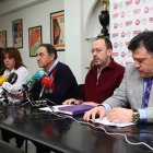 Arturo Fernández e Ignacio Fernández, acompañados de miembros de sus ejecutivas.