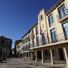 Quienes se pasen por la Feria de San Simón 2018 podrán adquirir puerros y otras muchas hortalizas, embutidos, quesos, dulces, pan, cervezas, vinos, productos delicatessen o carne, entre otras muchas cosas. Los puestos se instalarán en el Pabellón Municipa