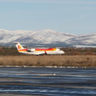 Un avión en la pista del Aeropuerto de León