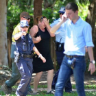 a policía atiende a una mujer en el lugar de los hechos, en la localidad de Cairns, en el noreste del Australia.