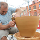 Isaac Civicos, de El Perdigón (Zamora), es el artesano que creará un botijo gigante en la feria, que ayer inauguró el alcalde.