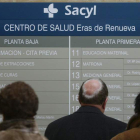 Imagen de pacientes ante la puerta del centro de salud de Eras de Renueva. JESÚS F. SALVADORES