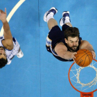 Marc Gasol mete una canasta, marcado por Marco Belinelli, este miércoles en Nueva Orleans.