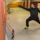 Dos alumnos del Club de Esgrima Reino de León, durante un entrenamiento.