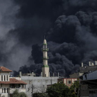 Imagen de los bombardeos de ayer en Gaza junto a una mezquita. MOHAMED SABER